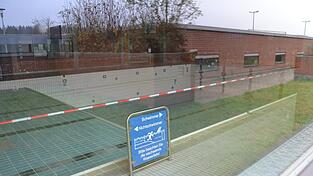 Ende Januar 2024 musste das Wasser aus dem Schwimmbecken abgelassen und das Mainburger Schwimmbad wegen gravierender Baumängel geschlossen werden.