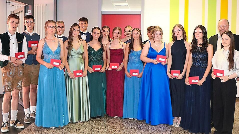 Die besten Absolventen: Sie alle haben eine Eins vor dem Komma und wurden dafür von Schulleiter Josef Mühlbauer besonders geehrt. Die besten Absolventen: Sie alle haben eine Eins vor dem Komma und wurden dafür von Schulleiter Josef Mühlbauer besonders geehrt.