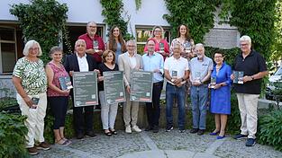 Landrat Werner Bumeder und Sybille Bayer von der Seniorenkontaktstelle des Landkreises bei der Programmvorstellung mit den Kreisseniorenräten und Kreisseniorenratsvorsitzendem Werner Peisl Landrat Werner Bumeder und Sybille Bayer von der Seniorenkontaktstelle des Landkreises bei der Programmvorstellung mit den Kreisseniorenräten und Kreisseniorenratsvorsitzendem Werner Peisl