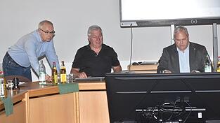 In der Sitzung berichtete Bauingenieur Fritz Bauer (Mitte) mit Bürgermeister Martin Fischer (rechts) und Geschäftsleiter Heribert Rötzer (links). In der Sitzung berichtete Bauingenieur Fritz Bauer (Mitte) mit Bürgermeister Martin Fischer (rechts) und Geschäftsleiter Heribert Rötzer (links).