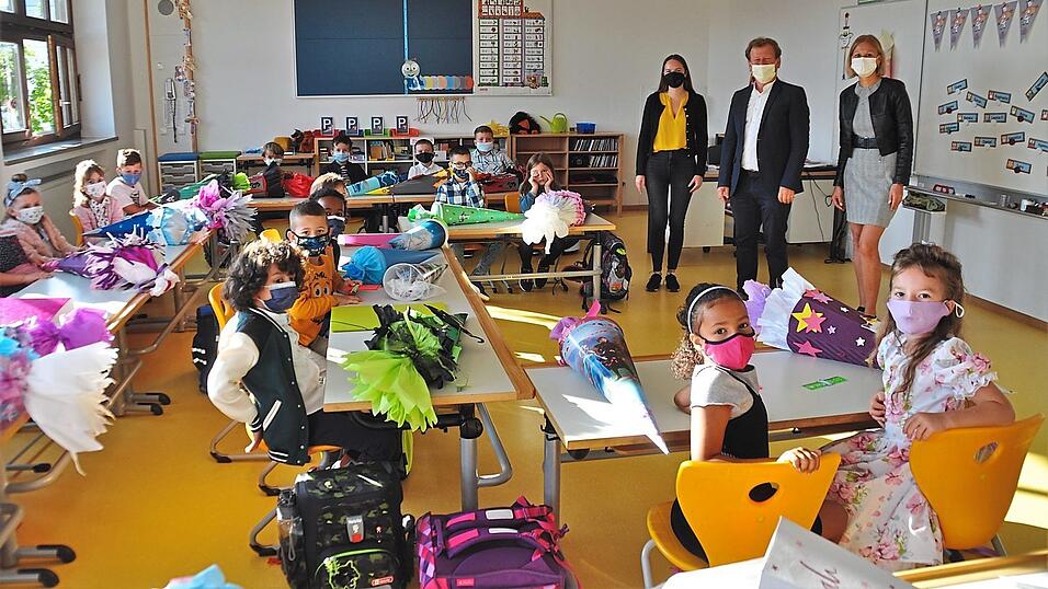 Rektor Erwin Müller begrüßte die Erstklässler am Morgen persönlich in den Klassenräumen. Hier in der Klasse 1c mit Klassenleiterin Doris Schiller (r.) und Förderlehrer-Anwärterin Luca Juraske. Rektor Erwin Müller begrüßte die Erstklässler am Morgen persönlich in den Klassenräumen. Hier in der Klasse 1c mit Klassenleiterin Doris Schiller (r.) und Förderlehrer-Anwärterin Luca Juraske.