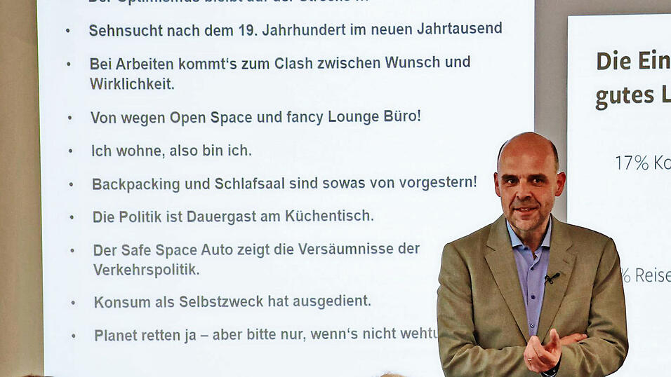 Aus der aktuellen Zukunftsstudie &bdquo;Generation Future&ldquo; leitete Bernhard Taubenberger in der Attenkofer Akademie zehn Thesen &uuml;ber das Verhalten der jungen Generation ab.