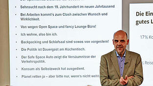 Aus der aktuellen Zukunftsstudie „Generation Future“ leitete Bernhard Taubenberger in der Attenkofer Akademie zehn Thesen über das Verhalten der jungen Generation ab. Aus der aktuellen Zukunftsstudie „Generation Future“ leitete Bernhard Taubenberger in der Attenkofer Akademie zehn Thesen über das Verhalten der jungen Generation ab.