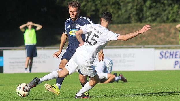 Landshuts Marcus Plomer (li.) bleibt an Pfaffenhofens Yasin Kieskin h&auml;ngen. Eine Szene mit Symbolcharakter f&uuml;r die Partie, in der die Abwehr den Ton angab. Beide Teams arbeiteten &bdquo;ungemein diszipliniert gegen den Ball&ldquo;, fand auch SVL-&bdquo;Co&ldquo; Hannes Maier.