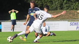 Landshuts Marcus Plomer (li.) bleibt an Pfaffenhofens Yasin Kieskin hängen. Eine Szene mit Symbolcharakter für die Partie, in der die Abwehr den Ton angab. Beide Teams arbeiteten „ungemein diszipliniert gegen den Ball“, fand auch SVL-„Co“ Hannes Maier. Landshuts Marcus Plomer (li.) bleibt an Pfaffenhofens Yasin Kieskin hängen. Eine Szene mit Symbolcharakter für die Partie, in der die Abwehr den Ton angab. Beide Teams arbeiteten „ungemein diszipliniert gegen den Ball“, fand auch SVL-„Co“ Hannes Maier.