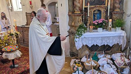 Speisenweihe durch Pfarrer Quasbarth in Tondorf.