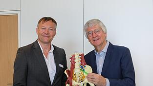 Gerhard Lindner (links) und Professor Joachim Grifka am anatomischen Modell, das einen Bandscheibenvorfall zeigt. Gerhard Lindner (links) und Professor Joachim Grifka am anatomischen Modell, das einen Bandscheibenvorfall zeigt.