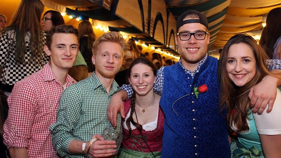 Die Fr&uuml;hjahrsdult 2017 in Landshut neigt sich dem Ende entgegen. Grund genug, noch einmal richtig in den Bierzelten zu feiern - abgerundet vom traditionellen Feuerwerk.