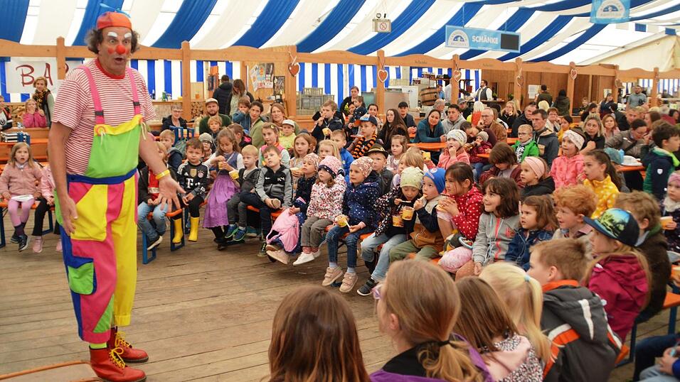 Sichtlich Spa&szlig; hatten die j&uuml;ngeren Volksfestbesucher mit dem Zauber-Clown Toni Toss.