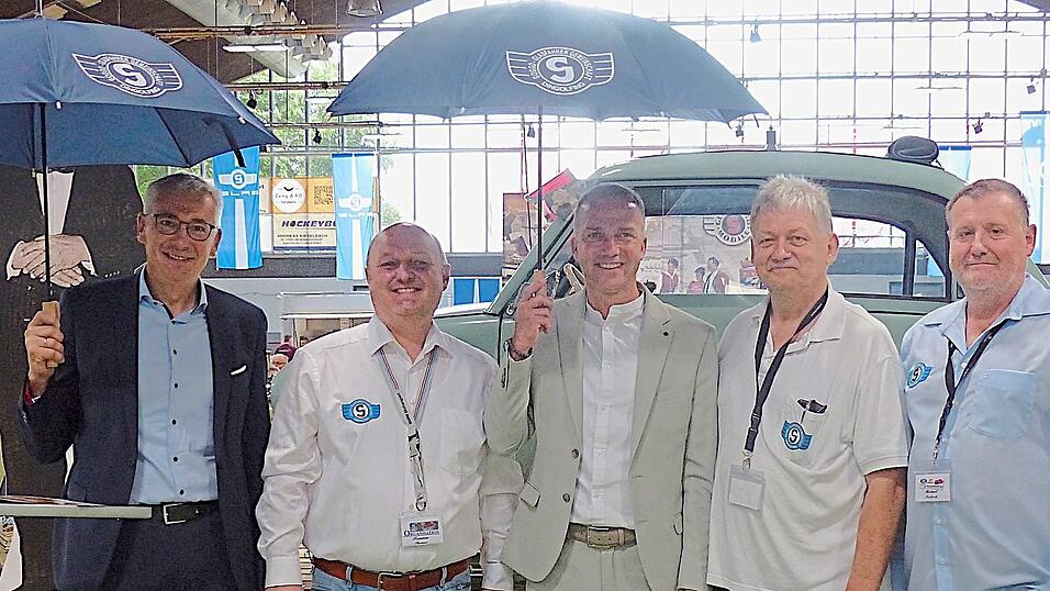 Die Schirmherren Landrat Werner Bumeder und Bürgermeister Armin Grassinger gemeinsam mit der Vorstandschaft. Die Schirmherren Landrat Werner Bumeder und Bürgermeister Armin Grassinger gemeinsam mit der Vorstandschaft.