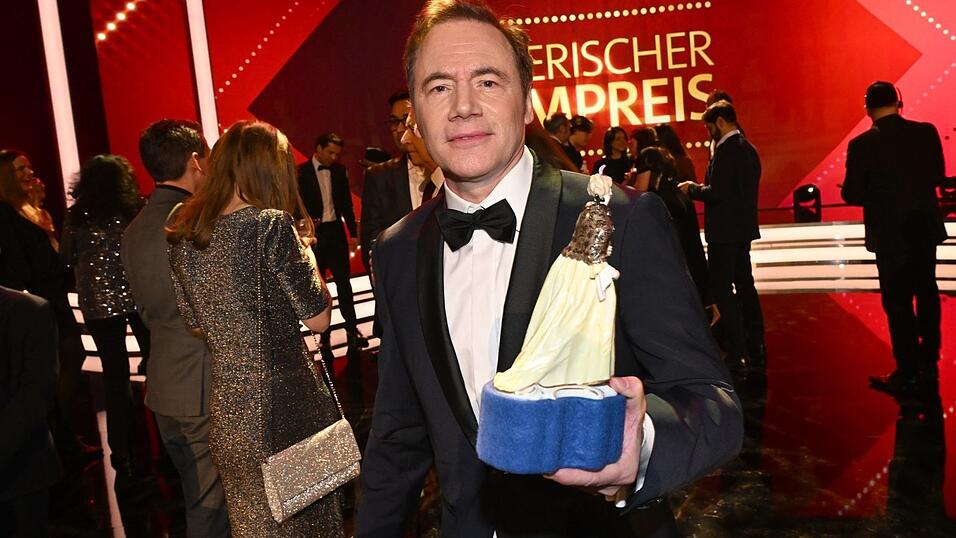 Michael «Bully» Herbig hält den Bayerischen Filmpreis in den Händen. Michael «Bully» Herbig hält den Bayerischen Filmpreis in den Händen.