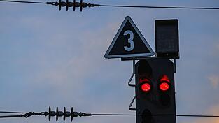 Der Zug konnte nicht mehr weiterfahren - die Passagiere mussten in einen Bus umstiegen (Symbolbild) Der Zug konnte nicht mehr weiterfahren - die Passagiere mussten in einen Bus umstiegen (Symbolbild)