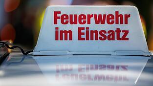 Einsatzkräfte der Feuerwehr löschen die Brände. (Symbolbild) Einsatzkräfte der Feuerwehr löschen die Brände. (Symbolbild)