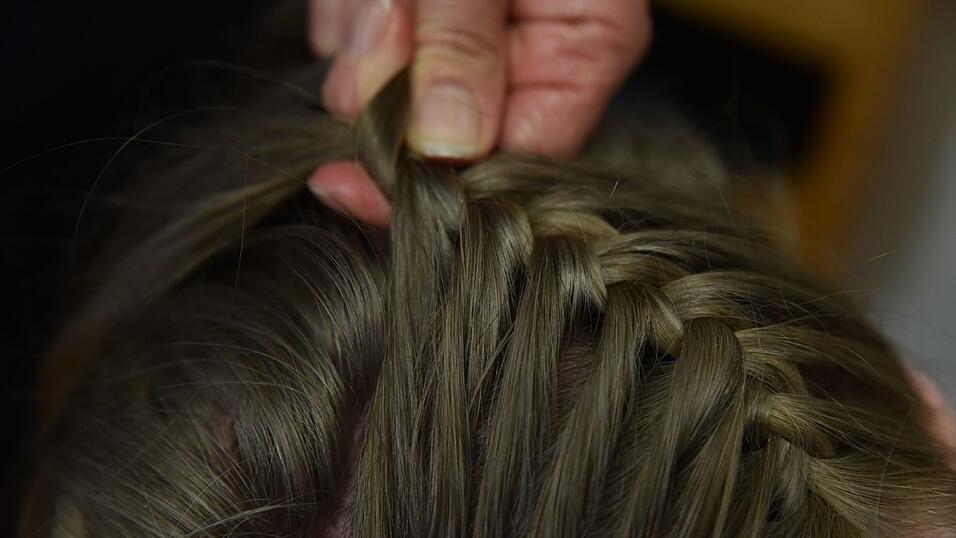 Jetzt geht es kopfüber: Am Hinterkopf einen finalen französischen Zopf bis zum Pferdeschwanz hochflechten. Jetzt geht es kopfüber: Am Hinterkopf einen finalen französischen Zopf bis zum Pferdeschwanz hochflechten.