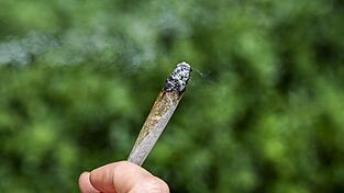 Der Angeklagte hatte sich aufgrund cannabisinduzierter Psychosen im BkH Landshut befunden. Dort war es laut Anklage zu mehreren Zwischenf&auml;llen gekommen. (Symbolbild)