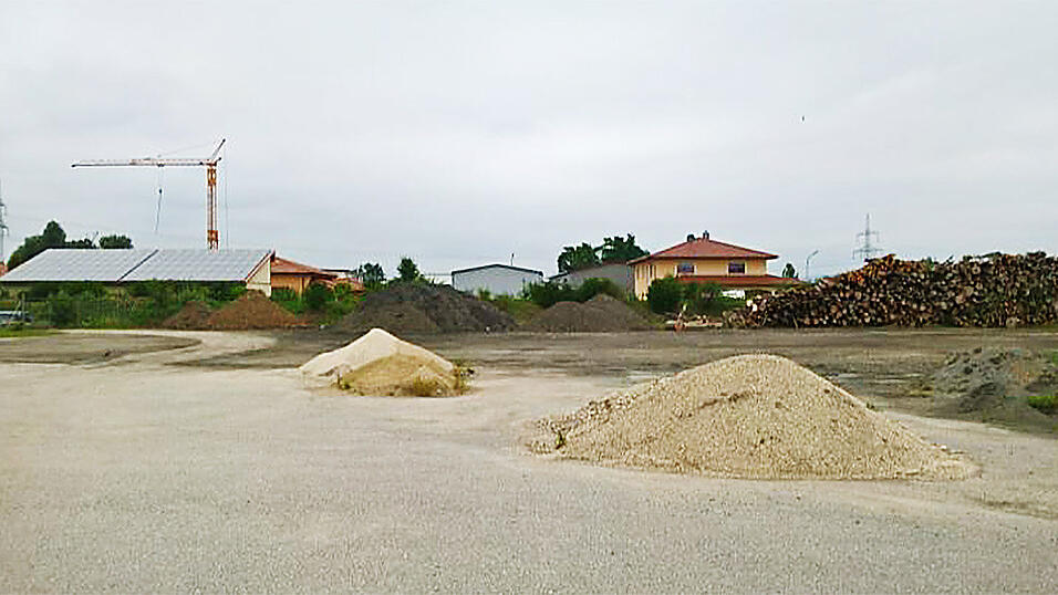 Auf diesem Lagerplatz bei Parkstetten soll die neue, rund 1 000 Quadratmeter gro&szlig;e Halle entstehen, die f&uuml;r die Zwischenlagerung von Ausbaumaterial der Kreisstra&szlig;en ben&ouml;tigt wird.