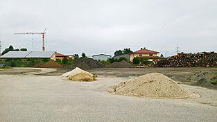 Auf diesem Lagerplatz bei Parkstetten soll die neue, rund 1 000 Quadratmeter gro&szlig;e Halle entstehen, die f&uuml;r die Zwischenlagerung von Ausbaumaterial der Kreisstra&szlig;en ben&ouml;tigt wird.