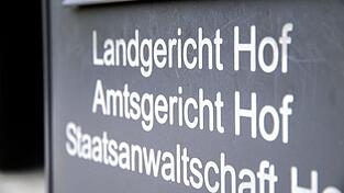 Da die Angeklagten bei ihrer Flucht mit einem Auto einen Wildunfall verursacht haben sollen, wurden sie demnach gefasst und sitzen seitdem in Untersuchungshaft. (Archivbild)