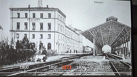 Der Bau des Bahnhofs wird auf 1873 datiert. Der Bau der Bahnlinie zwischen Neufahrn und Obertraubling erfolgte zwischen 1872 und 1874. Nach 1920 wurde die Gleisüberdachung abgebrochen in Vorbereitung für die Elektrifizierung der Strecke Landshut-Neufahrn 1926/27.