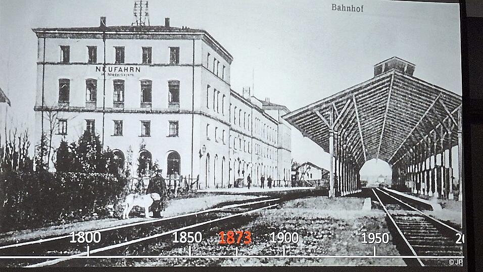 Der Bau des Bahnhofs wird auf 1873 datiert. Der Bau der Bahnlinie zwischen Neufahrn und Obertraubling erfolgte zwischen 1872 und 1874. Nach 1920 wurde die Gleisüberdachung abgebrochen in Vorbereitung für die Elektrifizierung der Strecke Landshut-Neufahrn 1926/27.