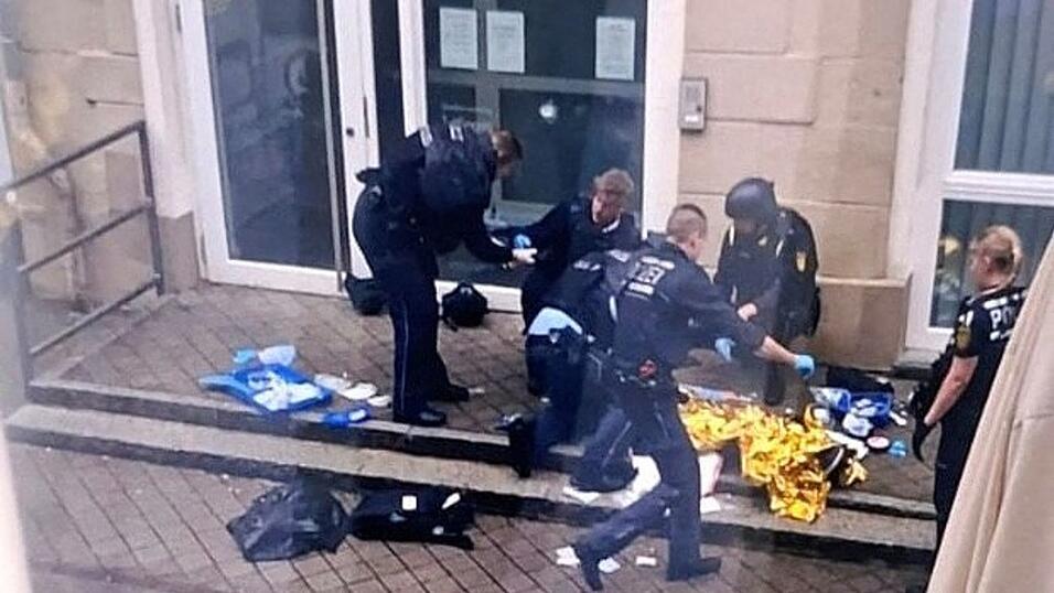 Der Mann wurde laut LKA im Innenhof des Rathauses erschossen. Der Mann wurde laut LKA im Innenhof des Rathauses erschossen.