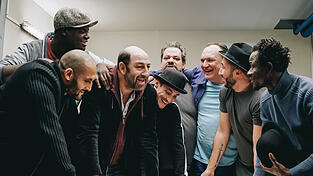 &Eacute;tienne (Kad Merad, Dritter von links) begeistert die Gef&auml;ngnistruppe f&uuml;r 'Warten auf Godot'.