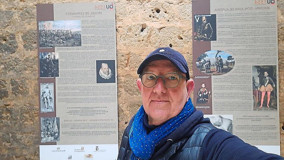 Hansj&ouml;rg Hauser vor Schautafeln im Inneren in Villagarcia, wo Barbara Blomberg als Hofdame erw&auml;hnt wird.