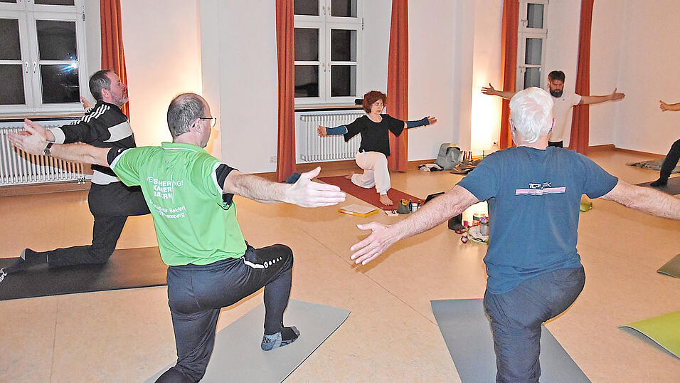M&auml;nneryoga - in der reinen M&auml;nnergruppe macht es den Herren Spa&szlig;.