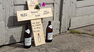Unbekannte haben am Freitag ein Kreuz am Tor der Brauerei Krieger in Landau aufgestellt. Unbekannte haben am Freitag ein Kreuz am Tor der Brauerei Krieger in Landau aufgestellt.