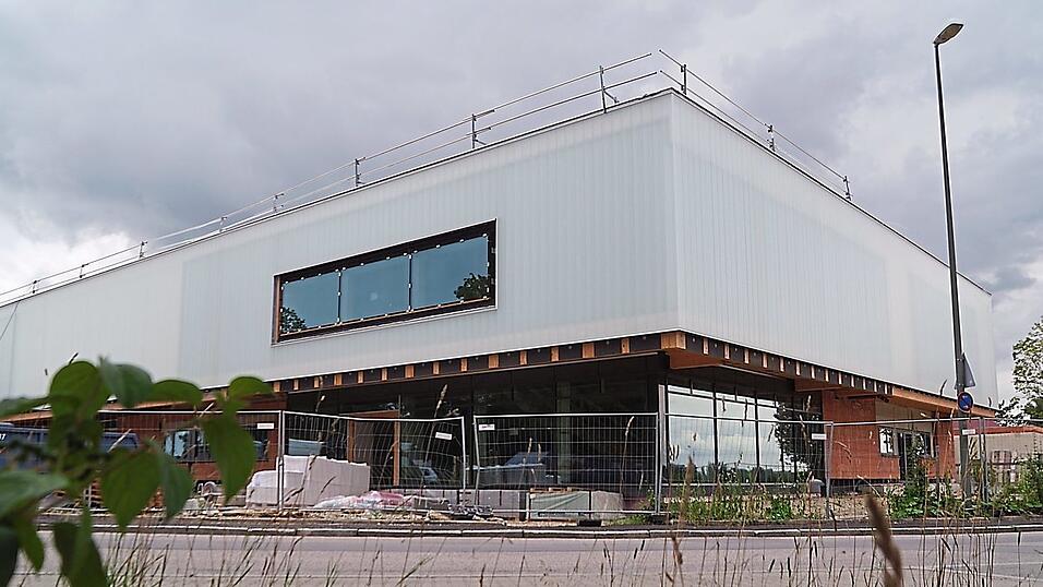 Die Vilsbiburger Vilstalhalle von der Brückenstraße her betrachtet. Ursprünglich sollte die Sanierung nicht mehr als zehn Millionen Euro kosten. Im April lagt die Kostenprognose bei 13,68 Millionen Euro. Nun kommen 350.000 Euro hinzu. Die Vilsbiburger Vilstalhalle von der Brückenstraße her betrachtet. Ursprünglich sollte die Sanierung nicht mehr als zehn Millionen Euro kosten. Im April lagt die Kostenprognose bei 13,68 Millionen Euro. Nun kommen 350.000 Euro hinzu.