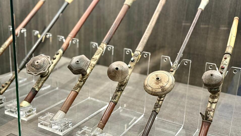 Opium-Pfeifen gehörten früher zum Goldenen Dreieck dazu – heute sind sie in Museen ausgestellt. Opium-Pfeifen gehörten früher zum Goldenen Dreieck dazu – heute sind sie in Museen ausgestellt.