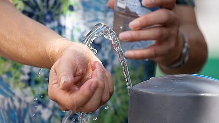 Kaltes Wasser auf den Unterarmen hilft gegen die Hitze. Kaltes Wasser auf den Unterarmen hilft gegen die Hitze.
