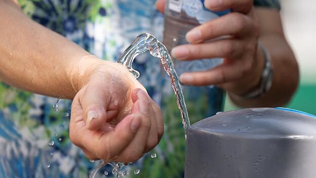 Kaltes Wasser auf den Unterarmen hilft gegen die Hitze. Kaltes Wasser auf den Unterarmen hilft gegen die Hitze.