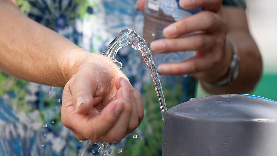 Kaltes Wasser auf den Unterarmen hilft gegen die Hitze. Kaltes Wasser auf den Unterarmen hilft gegen die Hitze.