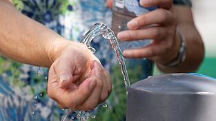 Kaltes Wasser auf den Unterarmen hilft gegen die Hitze. Kaltes Wasser auf den Unterarmen hilft gegen die Hitze.
