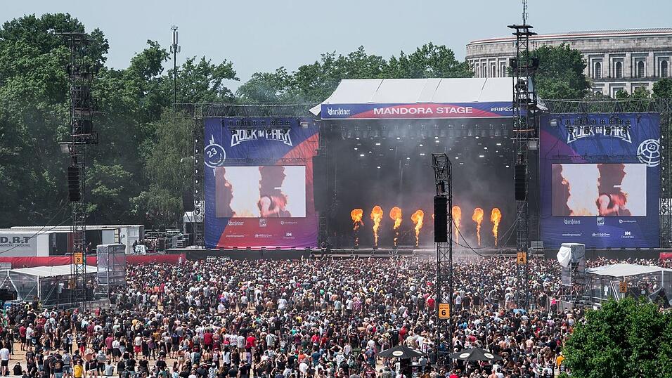 Blick auf die Mandora Stage beim Auftritt der britischen Metalcore-Band Bury Tomorrow w&auml;hrend des Open-Air-Festivals Rock im Park.