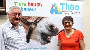 Die vkm-Vorsitzende Christa Weiß und ihr Mann Engelbert als Medienbeauftragter engagieren sich seit Jahrzehnten für tiergestützte Therapien Ostbayern, kurz Theo. Die vkm-Vorsitzende Christa Weiß und ihr Mann Engelbert als Medienbeauftragter engagieren sich seit Jahrzehnten für tiergestützte Therapien Ostbayern, kurz Theo.