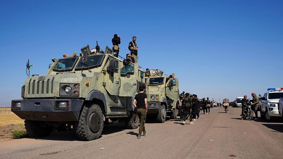 Das Verteidigungsministerium schickte Militäreinheiten, um die Gewalt zu beenden. Das Verteidigungsministerium schickte Militäreinheiten, um die Gewalt zu beenden.