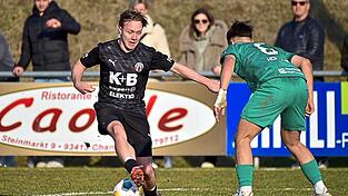 Hatte seinen Spa&szlig; im ersten Punktspiel des Jahres: Chams Konstantin Landstorfer (links).