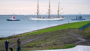 Die 'Gorch Fock' wird von Schleppern aus dem Hafen gezogen. Nach rund sechs Jahren wird das runderneuerte Segelschulschiff in seinem Heimathafen Kiel zurück erwartet. Die 'Gorch Fock' wird von Schleppern aus dem Hafen gezogen. Nach rund sechs Jahren wird das runderneuerte Segelschulschiff in seinem Heimathafen Kiel zurück erwartet.