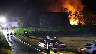Bei einem Brand auf einem Bauernhof in Engelsberg im Landkreis Landshut ist am sp&auml;ten Montagabend eine Scheune zerst&ouml;rt worden.