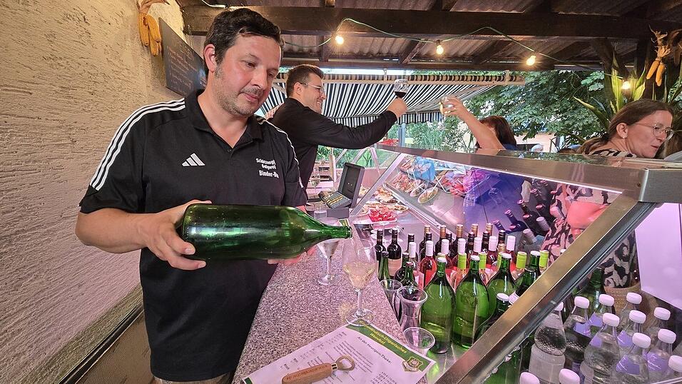 Stadtrat Matthias Meier betätigte sich als Mundschenk. Stadtrat Matthias Meier betätigte sich als Mundschenk.