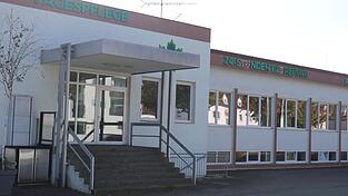 Das JUZ zieht es paar Meter weiter entlang der Further Straße. In dem Gebäude soll auch ein kleines Gründerzentrum entstehen. Das JUZ zieht es paar Meter weiter entlang der Further Straße. In dem Gebäude soll auch ein kleines Gründerzentrum entstehen.