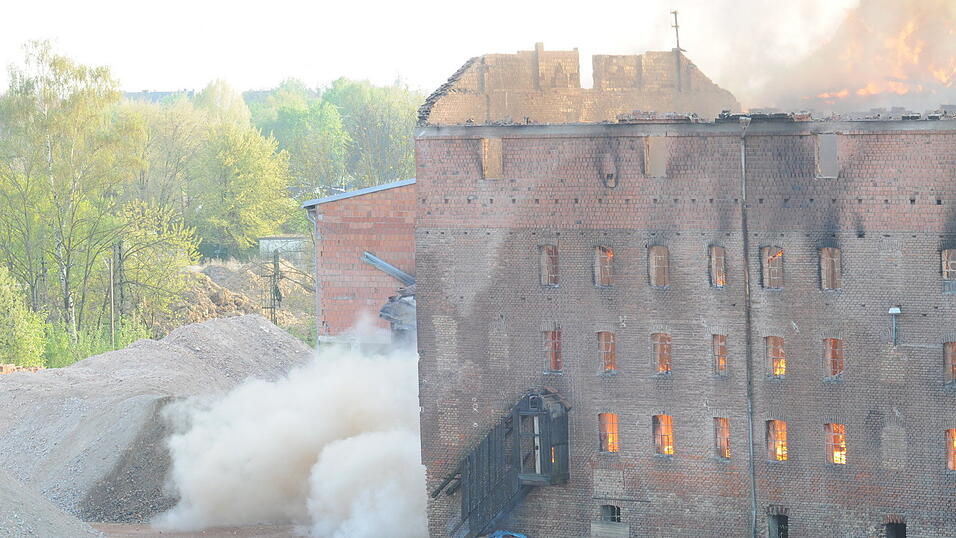 Großbrand einer ehemaliegen Ziegelei in Straubing. (Foto: Ulli Scharrer) Großbrand einer ehemaliegen Ziegelei in Straubing. (Foto: Ulli Scharrer)