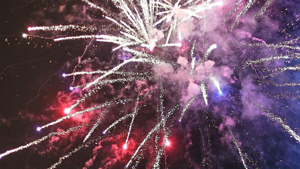 Das Silvesterfeuerwerk d&uuml;rfte in Bayern den Verkaufszahlen des Einzelhandels zufolge fulminant ausfallen. (Symbolbild)