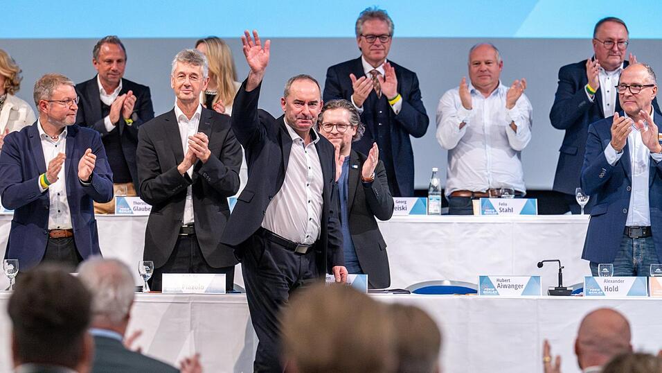 82,3 Prozent für Hubert Aiwanger: Das ist deutlich weniger als die 95 Prozent, die er die letzten beiden Male erreicht hat. Applaus für ihn gab es trotzdem - auch vom neuen Generalsekretär Hans Martin Grötsch (l.). 82,3 Prozent für Hubert Aiwanger: Das ist deutlich weniger als die 95 Prozent, die er die letzten beiden Male erreicht hat. Applaus für ihn gab es trotzdem - auch vom neuen Generalsekretär Hans Martin Grötsch (l.).