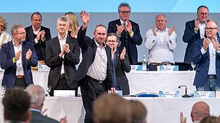 82,3 Prozent für Hubert Aiwanger: Das ist deutlich weniger als die 95 Prozent, die er die letzten beiden Male erreicht hat. Applaus für ihn gab es trotzdem - auch vom neuen Generalsekretär Hans Martin Grötsch (l.). 82,3 Prozent für Hubert Aiwanger: Das ist deutlich weniger als die 95 Prozent, die er die letzten beiden Male erreicht hat. Applaus für ihn gab es trotzdem - auch vom neuen Generalsekretär Hans Martin Grötsch (l.).
