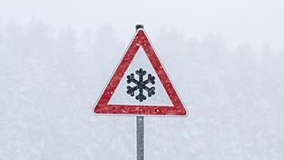 Schneefälle und gefrierender Regen könnten mancherorts zu Rutschpartien führen. (Archivbild)