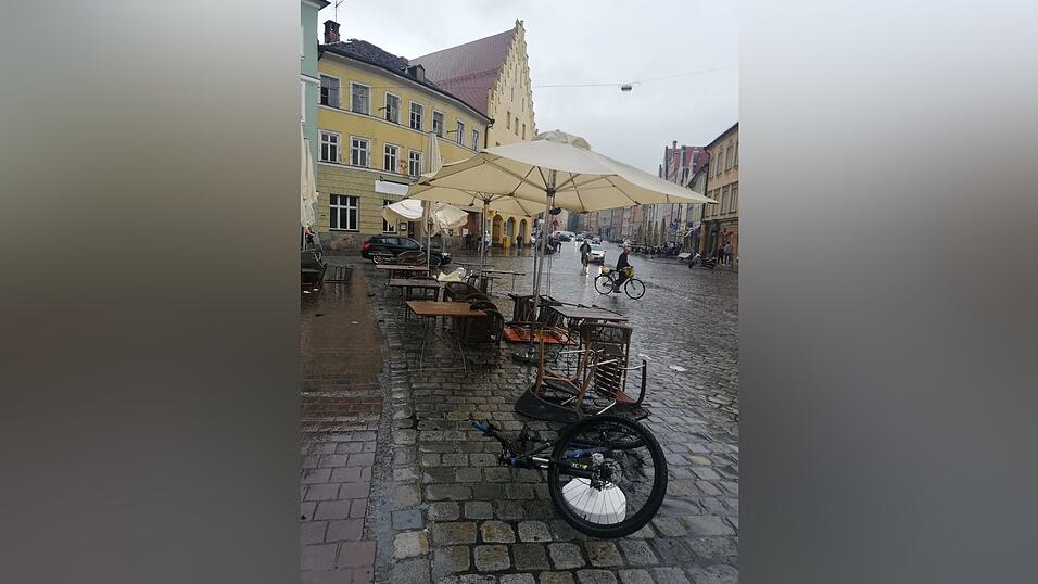 Ganz schöner Flurschaden: So sah es in der Landshuter Innenstadt aus, nachdem der kurze, aber heftige Sturm durchgezogen war. Ganz schöner Flurschaden: So sah es in der Landshuter Innenstadt aus, nachdem der kurze, aber heftige Sturm durchgezogen war.
