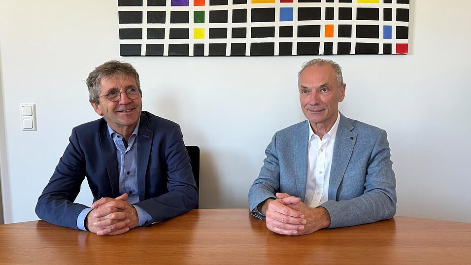 Vor Jahrzehnten Schulkameraden am Gymnasium Metten, jetzt beide Chef am Gericht: Landgerichtspr&auml;sident Dr. Georg Trautwein (r.) stellt Peter Wiesenberger als neuen Direktor des Deggendorfer Amtsgerichts vor.